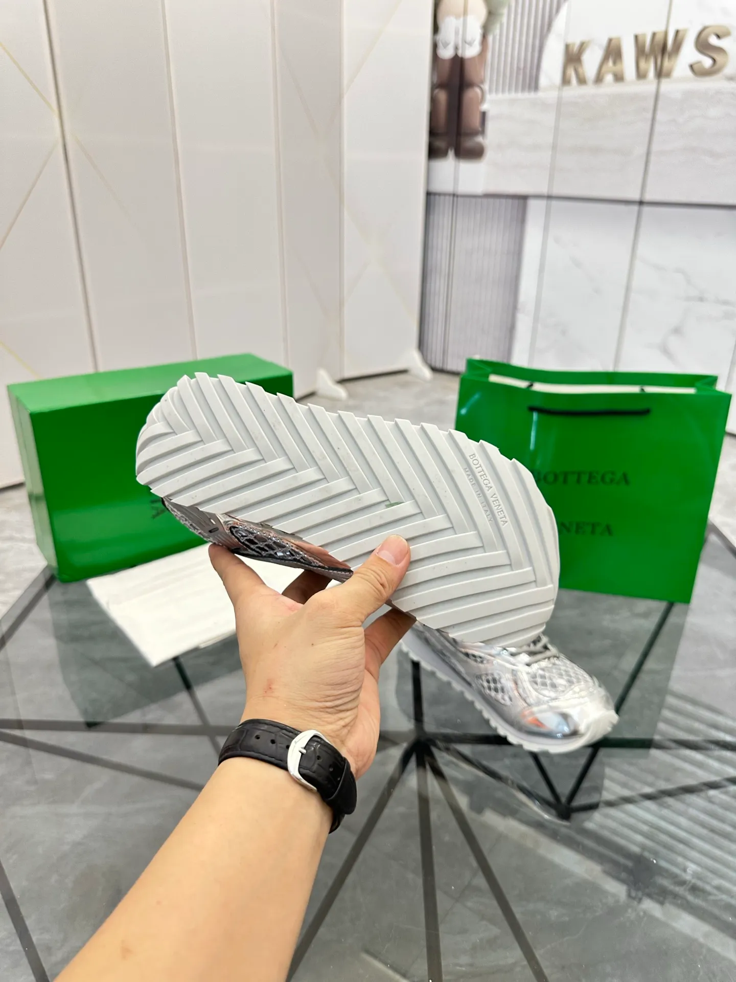 Factory men's shoes 💰: 620💰 (top version) BV Orbit sneakers Wang Yibo's same style couple's dad shoes Runner sneakers, made of lightweight technical mesh fabric. Matched with geometric pattern designed rubber outsole Wang Zha series high version Look for the package craftsmanship The actual height is much higher, but the legs are still slim. Very nice and playable and durable Matching to the standard 💯 Package shoe technology Look for the high version The outsole is made of color-blocked TPU outsole Women's model 35 36 37 38 39 40 41 (40 41 customized) Men's model 38 39 40 41 42 43 44 45. (Customized size 38 45.46) No. H345